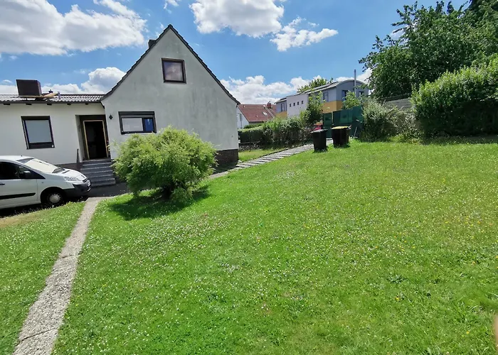 Ferienhaus Kassel Glockenbruchweg, Familien Resort mit 800qm umzäunten Garten, Grill Pavillon, Gratis Frühstück, Parkplätze, WiFi, so Privat wie zu Hause