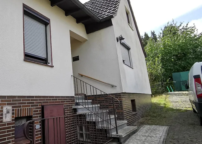 Ferienhaus Kassel Glockenbruchweg, Familien Resort mit 800qm umzäunten Garten, Grill Pavillon, Gratis Frühstück, Parkplätze, WiFi, so Privat wie zu Hause